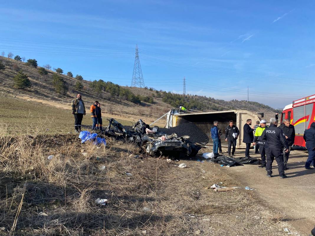 Belediyeye ait zift yüklü kamyon, kamyonetin üzerine devrildi: 3 personel öldü 3